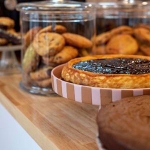 Cheesecake et cookies présentés dans un café, coffee shop à Lyon